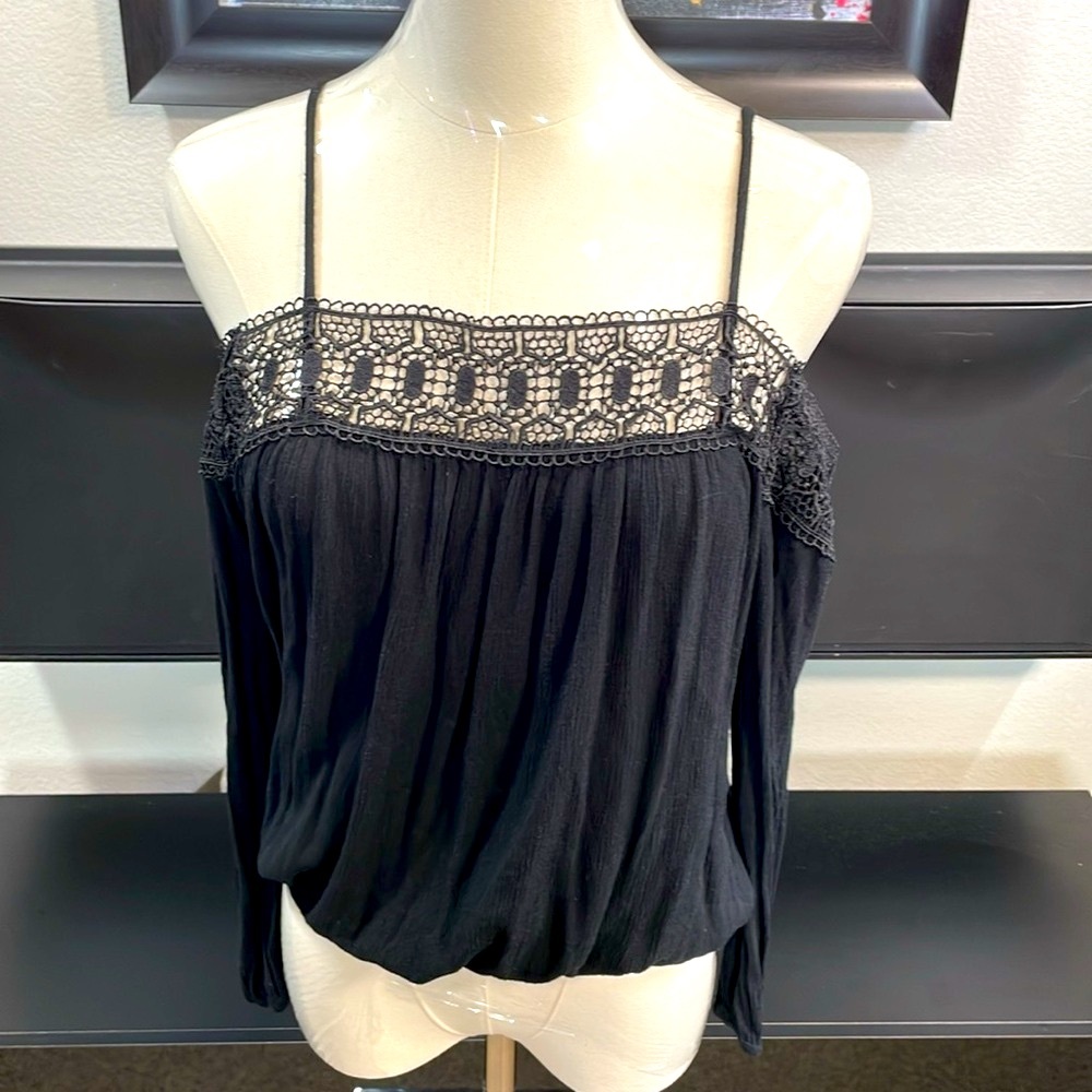 Womens Black cold-shoulder blouse top with lace collar elastic waist, size Small